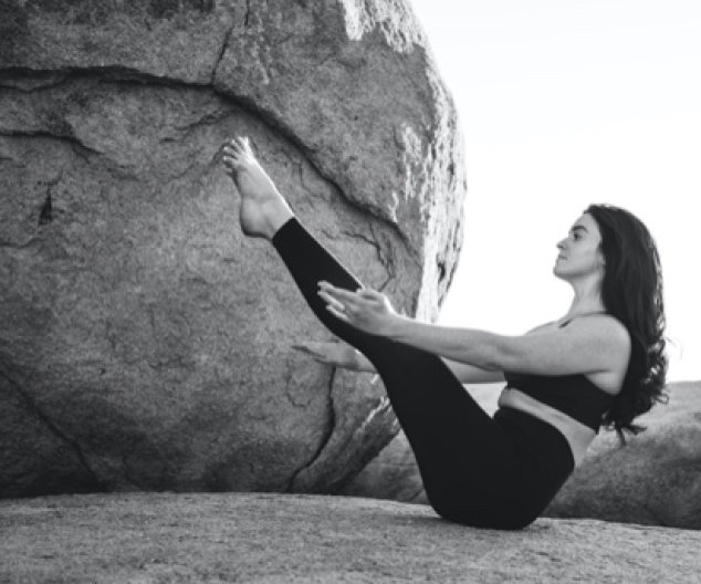 tjej som utför yogaposition